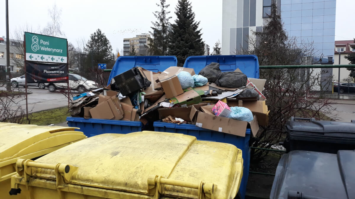 Białystok, Upalna 1A, podrzucanie śmieci